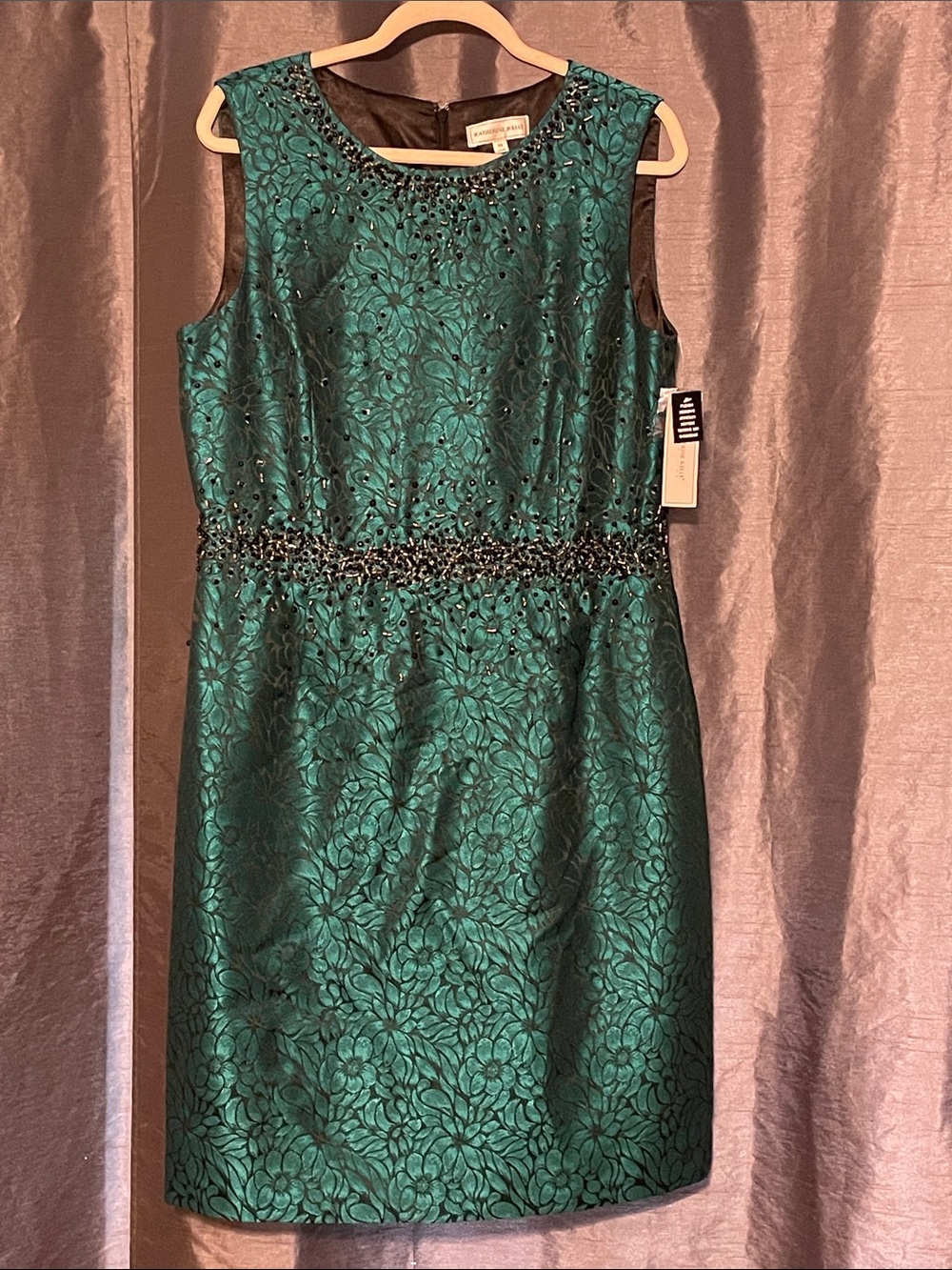 Sleeveless Emerald Green Jacquard Midi Dress with Beaded Accents